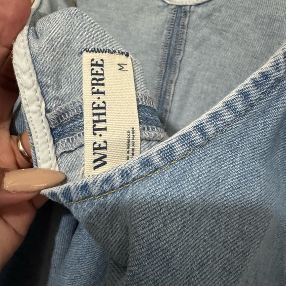 Free People High Roller Shortall in a denim wash with white paint splatters  med - Picture 4 of 4